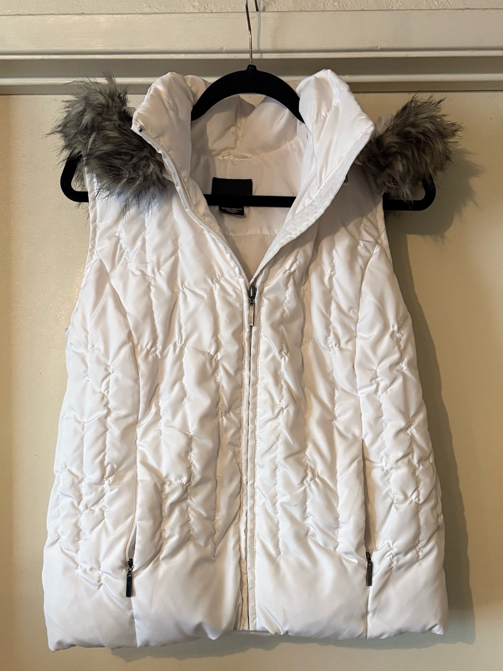 a.n.a. White Quilted Puffer Vest Faux Fur Detachable Hood Size Medium